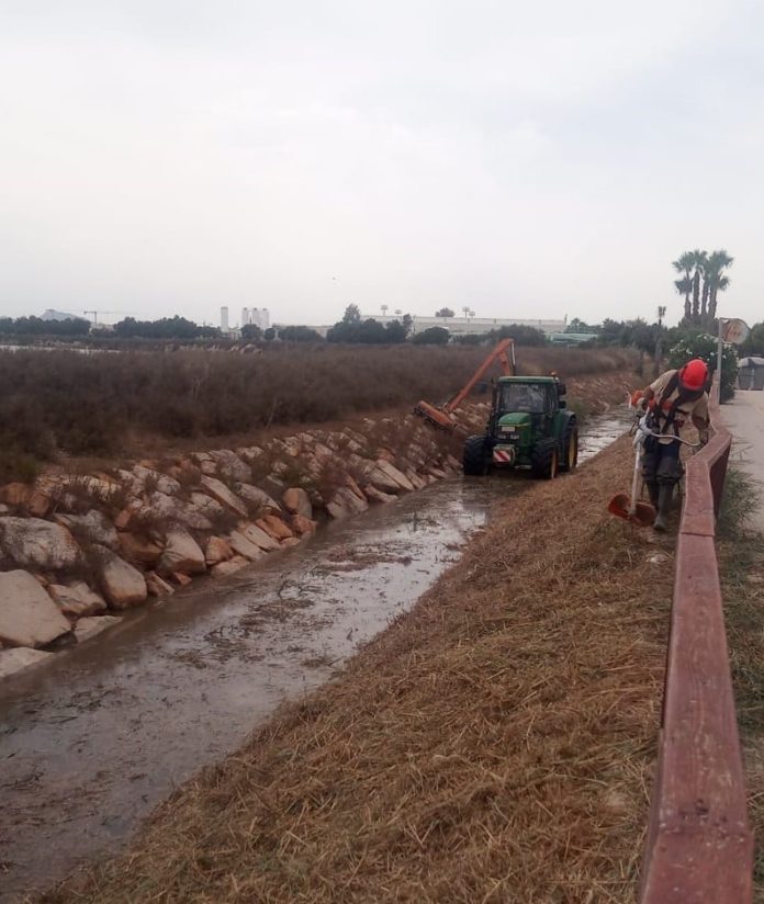 Técnicos realizan labores de desbroce en el canal perimetral de Las Salinas